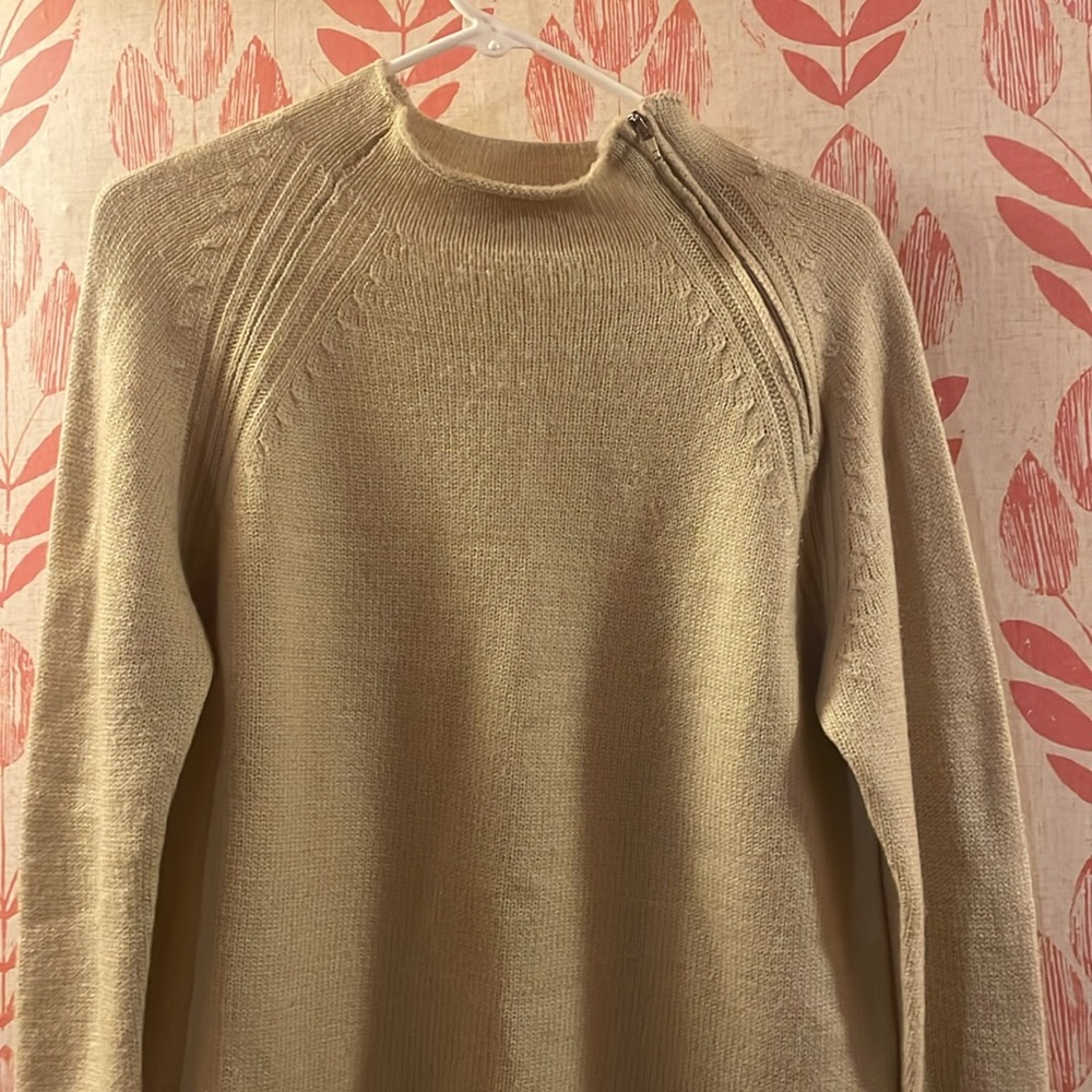 Alcatraz 50% Wool Sweater, size L. Lightly worn.
Cream colored.